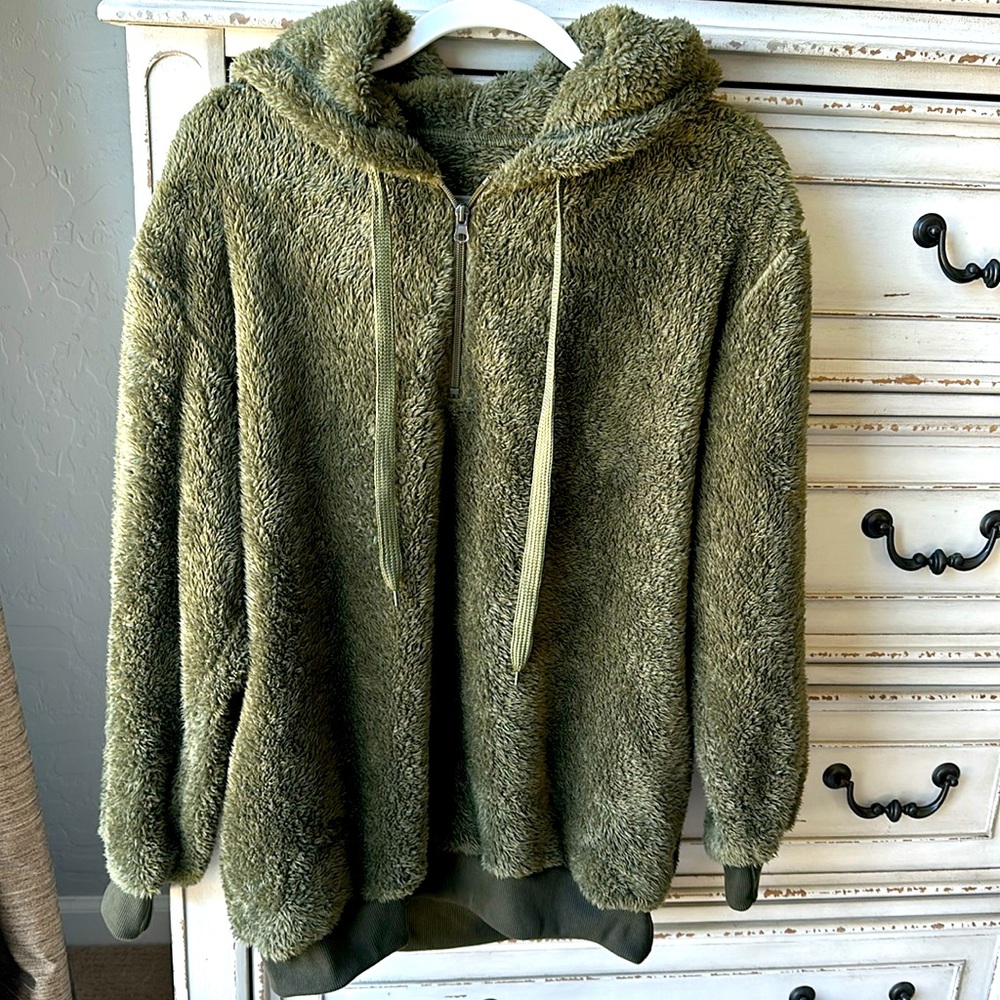 Women’s super soft quarter zip, hooded fleece sweatshirt. Size XL. NWOT.